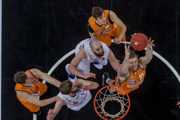 竞争激烈的 竞争激烈的